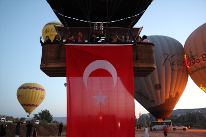 Kapadokya'da balonlar Türk bayraklarıyla uçtu