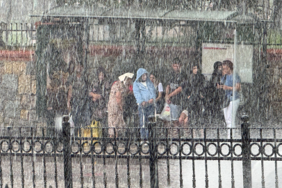 İSTANBUL'DA ARALIKLARLA  SAĞANAK ETKİLİ OLUYOR