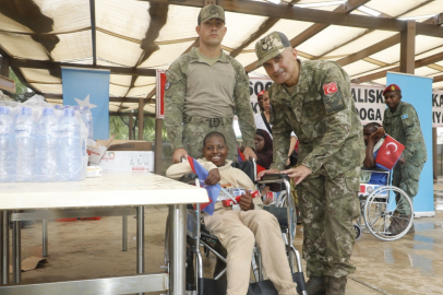 MEHMETÇİK Somali'de  tekerlekli sandalye dağıttı