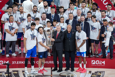 Anadolu Efes, 37. Erkekler Cumhurbaşkanlığı Kupası'nı kaldırdı