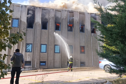 Tekirdağ'da fabrikada çıkan yangına müdahale ediliyor