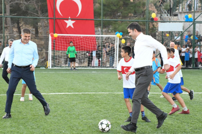 Bakan Kurum, Adıyamanlı çocuklarla halı sahada maç yaptı