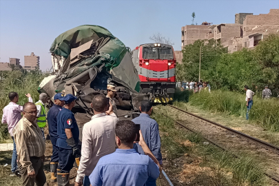 Mısır'ın Minye kentinde iki trenin karıştığı kazada 20 kişi yaralandı