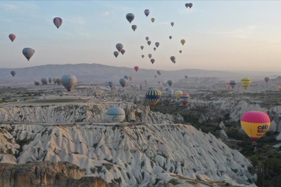 Kapadokya'da sıcak hava balonları rekora uçtu