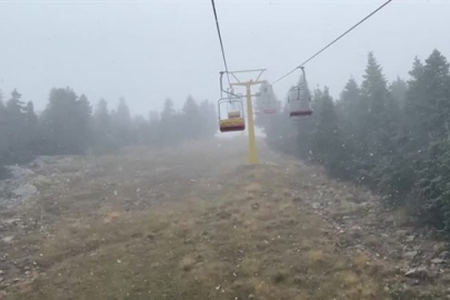 Uludağ'da mevsimin ilk kar yağışı etkili oluyor