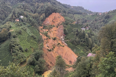 Rize'de heyelan sonucu 2 ev toprak altında kaldı