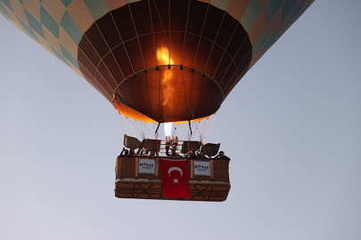 Kapadokya'da balonlar Türk bayraklarını gökyüzünde dalgalandırdı