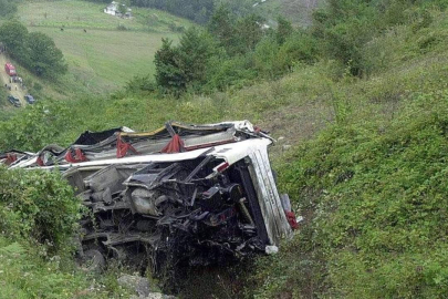 Hindistan'da otobüsün vadiye düşmesi sonucu 36 kişi öldü