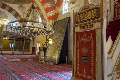 Kabe'nin kapı örtüsü Edirne Eski Cami'de sergileniyor