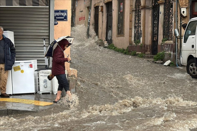 İzmir'de kuvvetli sağanak yaşamı olumsuz etkiledi