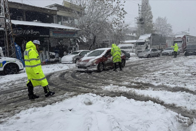 Kahramanmaraş-Kayseri kara yolu kar ve tipi nedeniyle ulaşıma kapandı