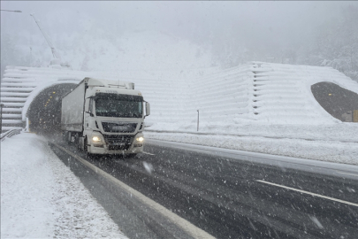 Bolu ve Düzce'de kar yağışı sürüyor