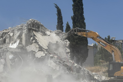 Ağır hasarlı binaların yıkımı devam ediyor