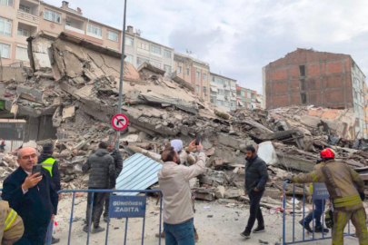 Güngören'de boşaltılan bina yıkım sırasında çöktü