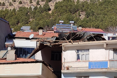 Adıyaman'da fırtına çatıları uçurdu