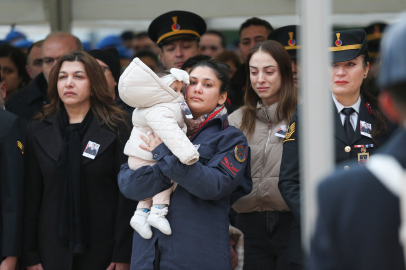 ŞEHİT EŞİNİ PARKASI VE 8 AYLIK KIZIYLA UĞURLADI