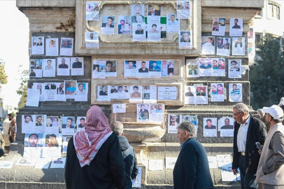 Suriyeliler, Şam'da astıkları ilanlarla yakınlarını arıyor