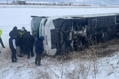 Kars'ta yolcu otobüsü devrildi: Çok sayıda yaralı var!