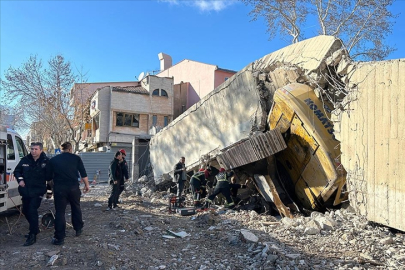 Uşak'ta bina, yıkım sırasında iş makinesinin üzerine çöktü