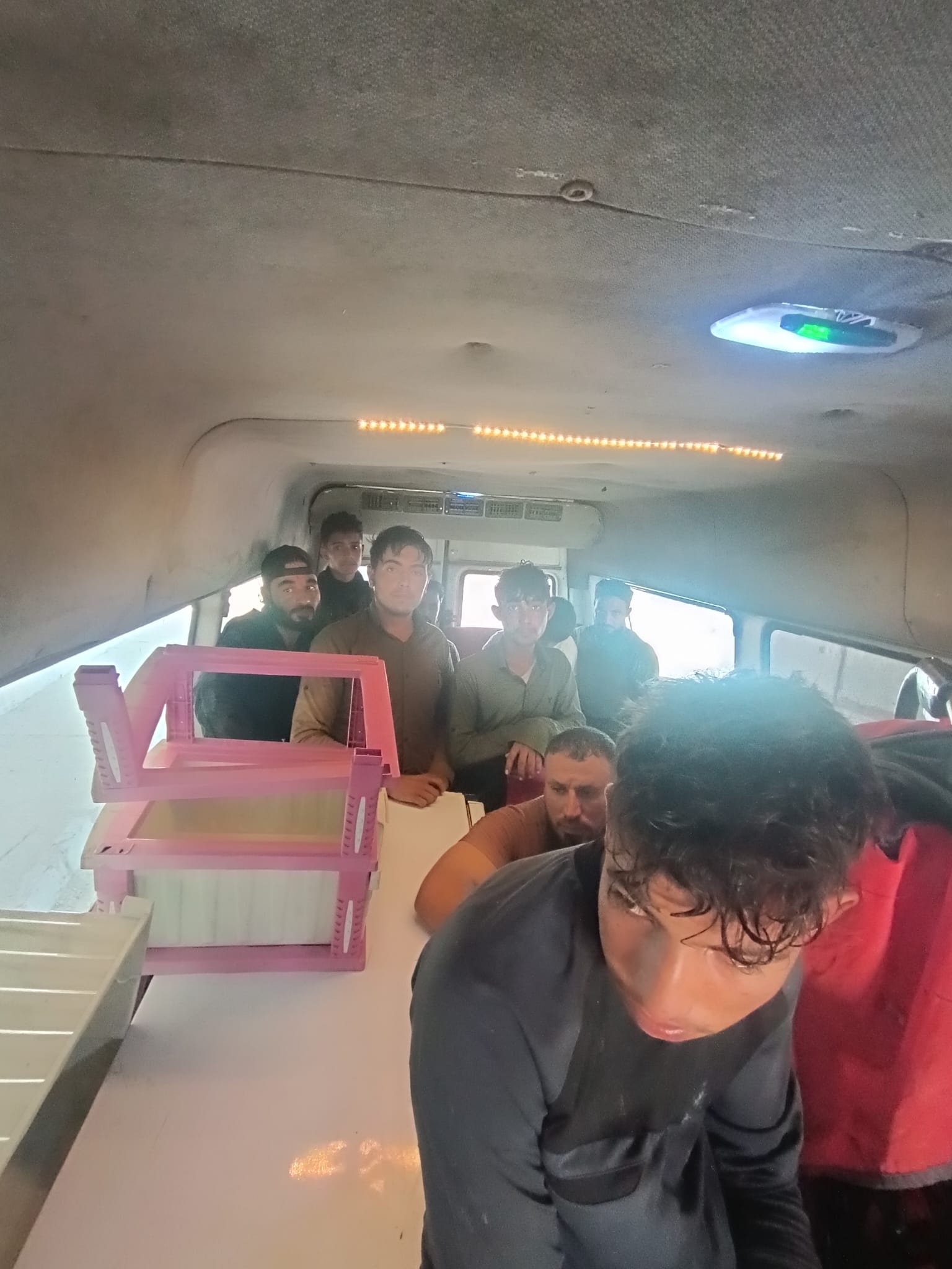 Hatay’da Minibüste 12 Kaçak Göçmen Yakalandı: 1 Kişi Tutuklandı