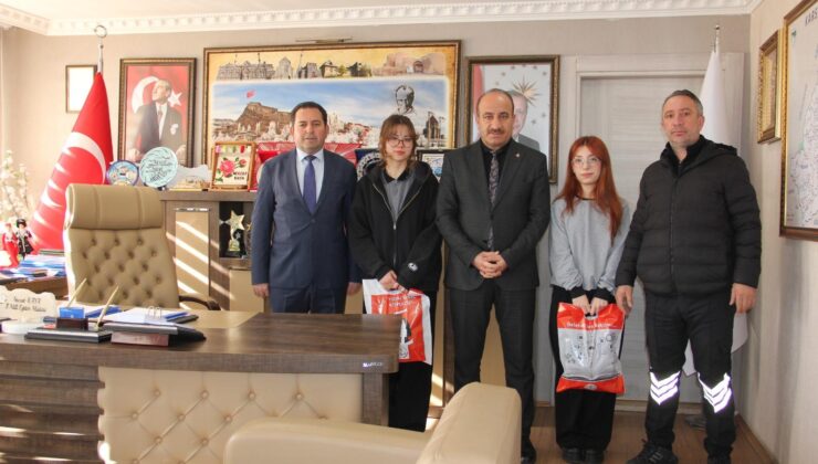 Kars’ta “Mehmet Akif Ersoy ve Safahat” temalı afiş yarışmasında dereceye girenler ödüllendirildi