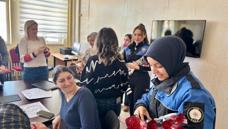 Kars’ta Şehit Öğretmen Fatmanur Çelik Anısına Karanfil Dağıtıldı