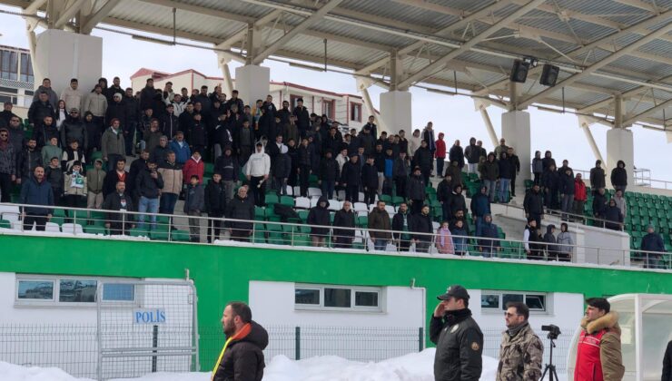 Kars’ta Bal Maçında Tribünlerden İran’daki Savaşlara Dikkat Çeken Sloganlar