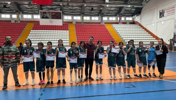 Kız Futsal Bölge Müsabakaları’nda Kars Ziya Gökalp Ortaokulu’ndan  Büyük Başarı 