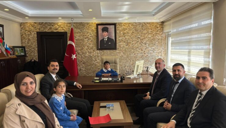 Susuz’da 23 Nisan Coşkusu: Minik Kaymakamlar Göreve Temsili Olarak Başladı