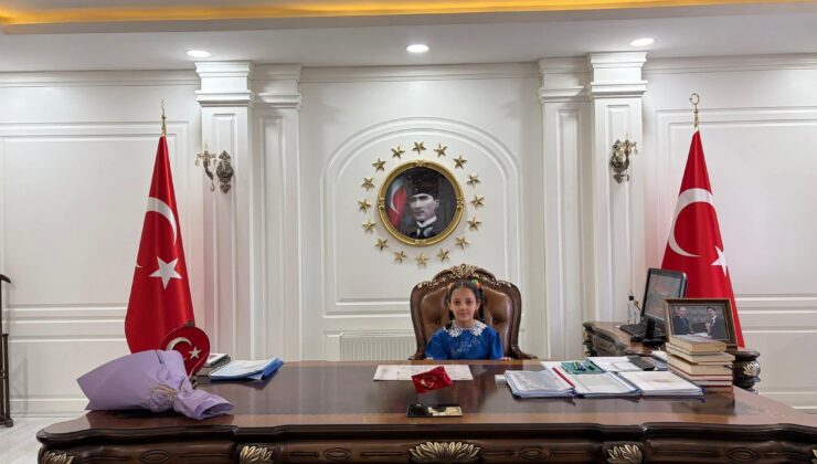 Digor’da 23 Nisan Coşkusu: Minik Hira Kaymakamlık Koltuğuna Oturdu