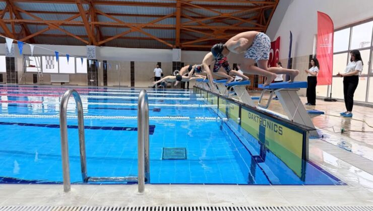 Kars’ta Yüzme Heyecanı Sona Erdi: Genç Sporcular Göz Doldurdu