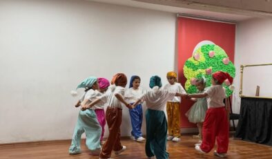 Akyaka’da Miniklerden Tiyatro Gösterisi Büyük Beğeni Topladı