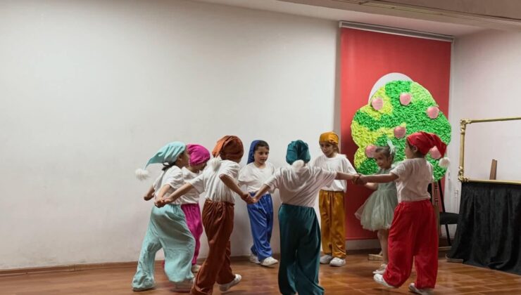Akyaka’da Miniklerden Tiyatro Gösterisi Büyük Beğeni Topladı