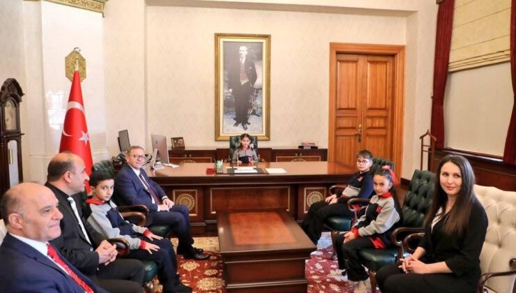 Kars Valiliği’nde 23 Nisan Coşkusu: Minik Kevser Makamı Devraldı