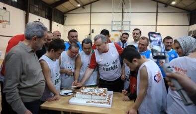 Bakan Bak, Down Sendromlu Özel Sporcularla Sahaya Çıktı: “Onların Mutluluğu Bizim İçin Değerli”