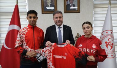 Milli Atletlerden İl Müdürü Mehmet Tosun’a Ziyaret