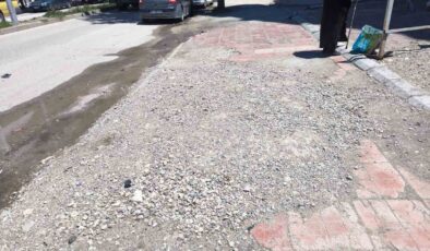Van’da Bozuk Yol ve Su Birikintileri Tepki Çekiyor