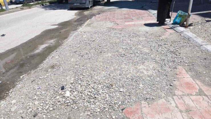 Van’da Bozuk Yol ve Su Birikintileri Tepki Çekiyor