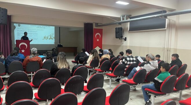 Kars’ta Gönüllü Öğretmen ve Öğrencilere “Okul Geçidi Görevlisi” Eğitimi verildi