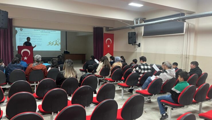 Kars’ta Gönüllü Öğretmen ve Öğrencilere “Okul Geçidi Görevlisi” Eğitimi verildi