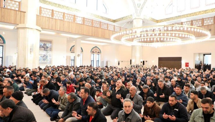 Kars’ta Bayram namazında camiler doldu taştı, birlik ve beraberlik mesajları verildi