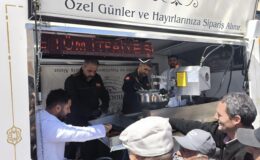 Kars İtfaiyesi’nden Anlamlı Vefa: Şehit İtfaiyeciler İçin Lokma Dağıtıldı