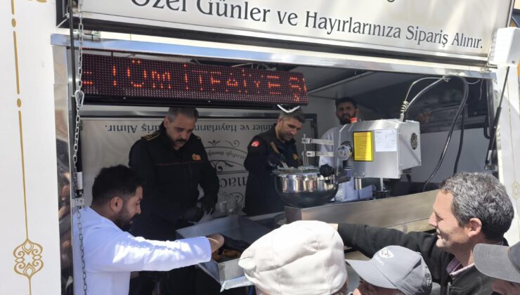 Kars İtfaiyesi’nden Anlamlı Vefa: Şehit İtfaiyeciler İçin Lokma Dağıtıldı