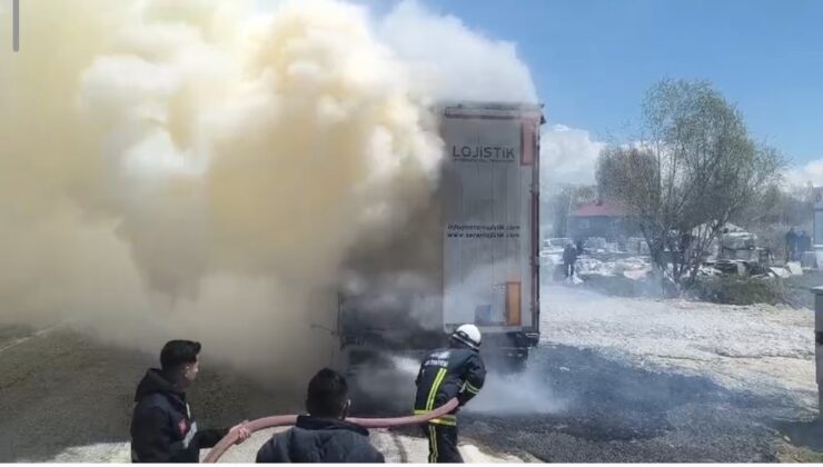 Van’da seyir halindeki tırın dorsesi yandı