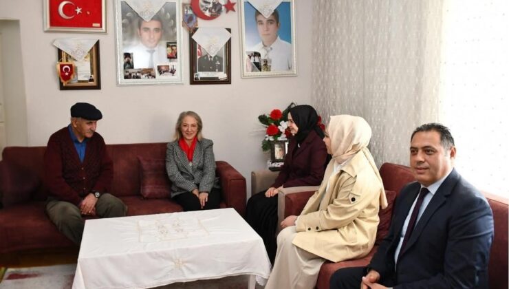 Susuz’da şehit ailesine anlamlı ziyaret “Her zaman yanınızdayız”