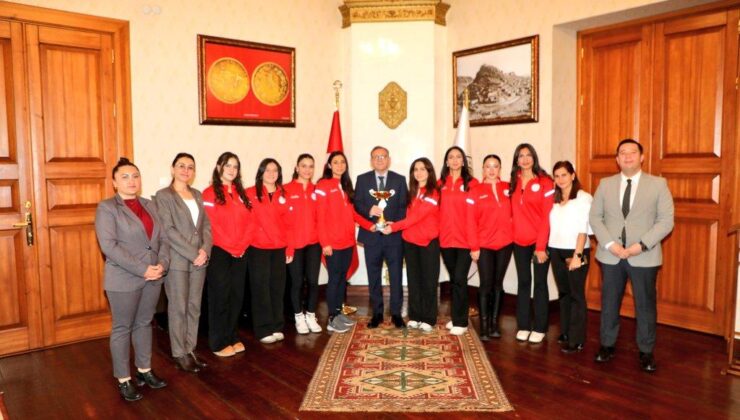 Bölge Şampiyonu YURTLİG Kars Kadın Voleybol Takımı’na Vali Polat’tan Tebrik