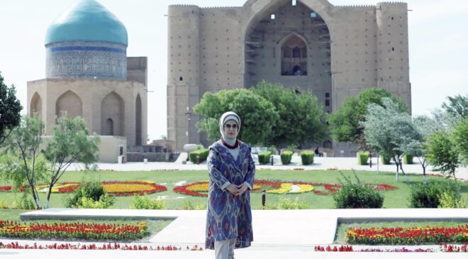 Emine Erdoğan Kazakistan’da Hoca Ahmet Yesevi Türbesi’ni Ziyaret Etti