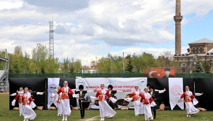 Kars’ta Halk Oyunları Şöleni: 923 Öğrenci Anadolu’nun Ritmine Ortak Oldu