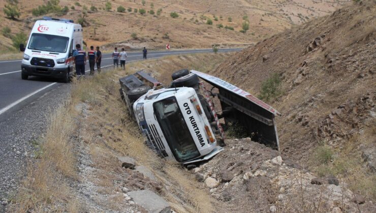 Şirvan’da korkutan kaza! Kontrolden çıkan çekici şarampole devrildi: 2 yaralı