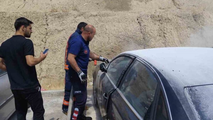 Van’da park halindeki otomobilin motoru yandı